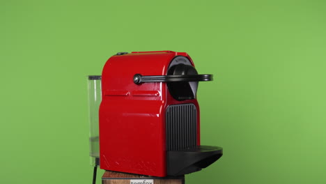 Nespresso-maschine,-Die-Kaffee-Vor-Chroma-grünem-Bildschirm-Kocht