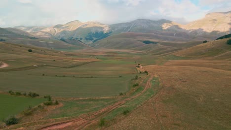 Malerischer-Blick-Auf-Die-Landschaft-Von-Downhill-Ebenen-Und-Bergen-In-Umbrien,-Italien
