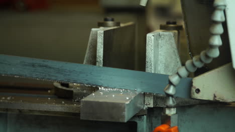 Automatische-Metallsäge-Schneidet-Metall-In-Der-Handwerkswerkstatt