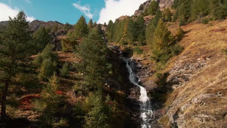 Hermosa-Cascada-De-Bosque-Blanco-En-Piemonte,-Italia-En-Un-Día-Soleado--antena