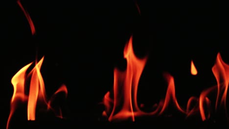 Feuer-Brennt-Auf-Einem-Protokoll-In-Zeitlupe