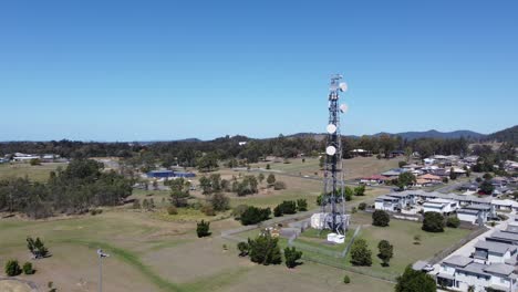 Luftaufnahme-Eines-Mobilfunkturms-In-Einem-Australischen-Park-In-Der-Nähe-Von-Wohnhäusern