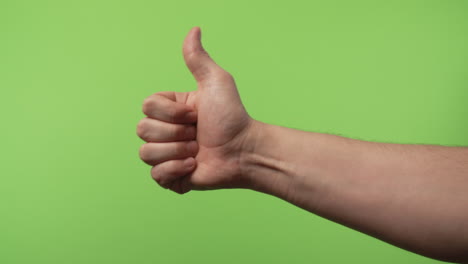 Erwachsener-Handweißer-Mann,-Der-Daumen-Nach-Oben-Vor-Dem-Chroma-grünen-Bildschirm-Zeigt