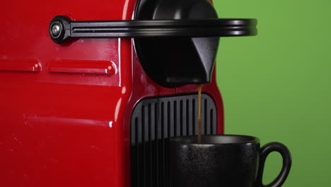 Máquina-Nespresso-Haciendo-Café-Frente-A-La-Pantalla-Verde-Croma