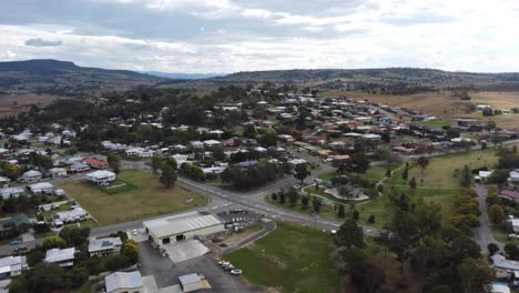 Drohne-Fliegt-über-Eine-Typische-Australische-Landstadt-Und-Eine-Darunter-Liegende-Kreuzung