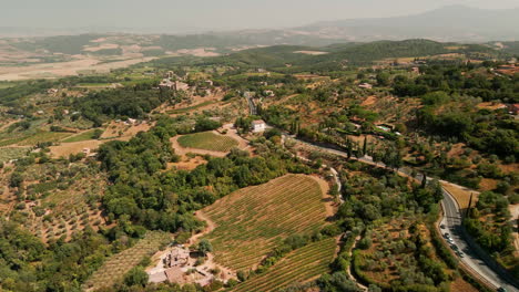 Vista-Panorámica-Del-Paisaje-Verde-Con-Viñedos-Y-Olivares-En-Toscana,-Italia