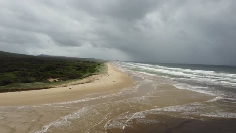 Luftaufnahme-Eines-Leeren-Langen-Strandes-In-Australien-Mit-Sturmwolken-Im-Hintergrund