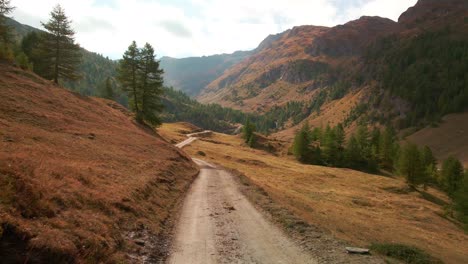 Camino-De-Tierra-Vacío-Con-Alpes-De-Montaña-En-El-Fondo-En-El-Valle-De-Argentera,-Provincia-De-Cuneo,-Piamonte,-Italia