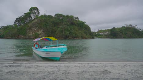 Kleines-Boot-Vor-Anker-In-Der-Nähe-Von-Sandstrand-In-Ecuador