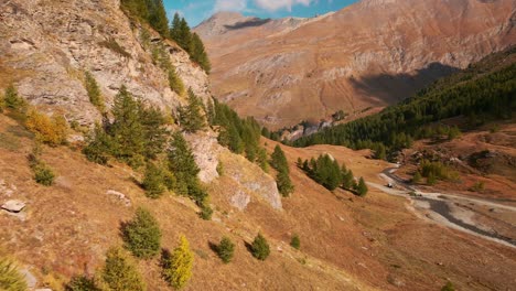 Picturesque-Of-Mountains-Ranges-With-Coniferous-Forest-And-Flowing-River-In-Valle-Argentera,-Piemonte,-Italy