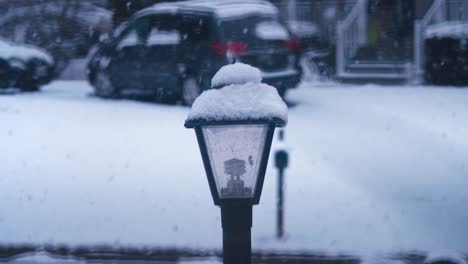 Nieve-Cayendo-A-Cámara-Lenta-En-Un-Poste-De-Luz-En-Invierno