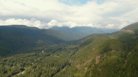 Drohne-über-Berge-In-BC-Kanada