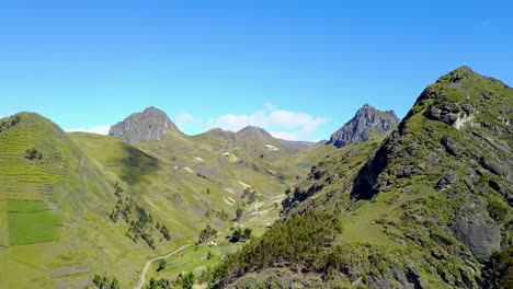 Tal-Der-Bergketten-Mit-Bewaldeten-Hängen-Und-Vorbeisegelnden-Wolken,-Luftdrohnenansicht