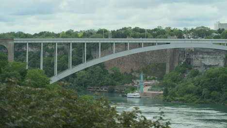 Pfanne-Der-Regenbogenbrücke-Zwischen-Den-USA-Und-Kanada