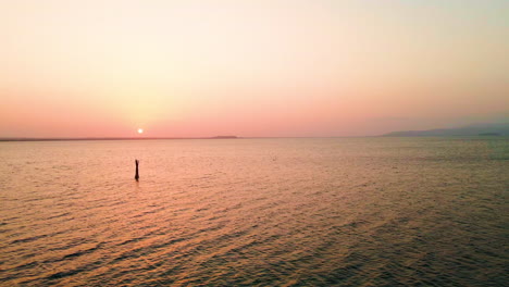 Schöne-Filmische-Ansicht-Des-Sonnenuntergangfarbtons-über-Dem-Trasimenischen-See-In-Italien---Luftaufnahme