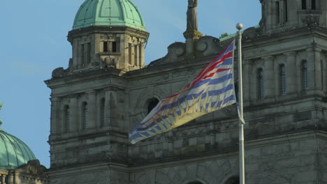 Bandera-De-Bc-Ondeando-Frente-A-La-Asamblea-Legislativa-En-Victoria-Bc