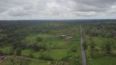 Carretera-A-Través-Del-Majestuoso-Paisaje-Verde-De-Ecuador,-Toma-Aérea-De-Drones