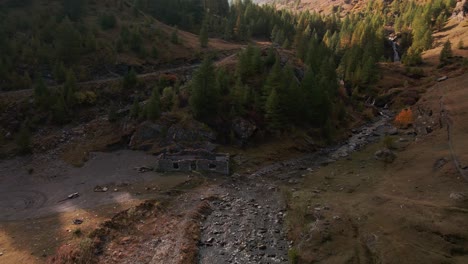 Blick-Auf-Das-Argentera-Tal-Mit-Trockenem-Flusslauf-Und-Bergen-Mit-Nadelbäumen-Im-Herbst-In-Italien---Drohnenaufnahme