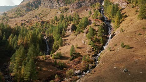 Luftaufnahme-Des-Malerischen-Hohen-Wasserfalls-In-Den-Italienischen-Alpen-In-Der-Nähe-Von-Piemont,-Italien---Drohnenaufnahme