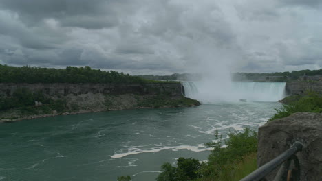 Weite-Pfanne-Der-Hufeisenfälle-In-Niagara-Falls-Kanada-Mit-Der-Maid-Of-The-Mist-Tour-Boat