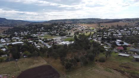 Luftaufnahme-Einer-Typischen-Australischen-Landstadt-Und-Farmen