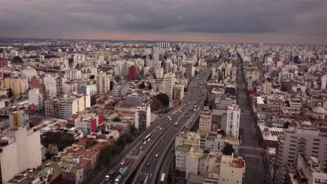 Vogelperspektive-über-Die-Belebte-Autobahn-Im-Zentrum-Von-Buenos-Aires-In-Argentinien