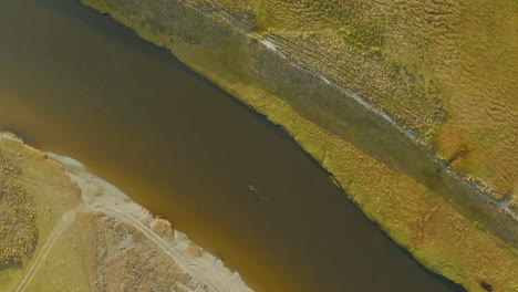 Wunderschöne-Overhead-Drohne,-Die-Auf-Einen-Fischer-Blickt,-Der-In-Einem-Fluss-In-Argentinien-Auswirft