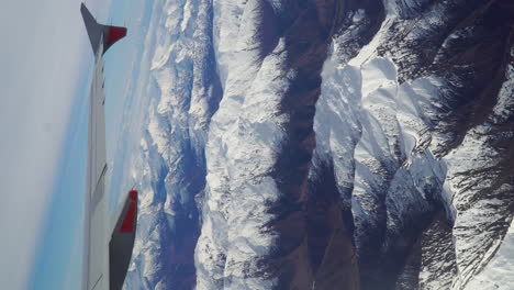 Vertikales-Video-Eines-Flugzeugflügels-über-Den-Neuseeländischen-Bergen