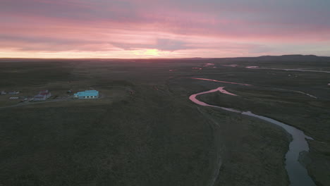 Atemberaubende-Luftaufnahme-Der-Argentinischen-Landschaft-In-Der-Nähe-Des-Großen-Flusses-In-Der-Abenddämmerung