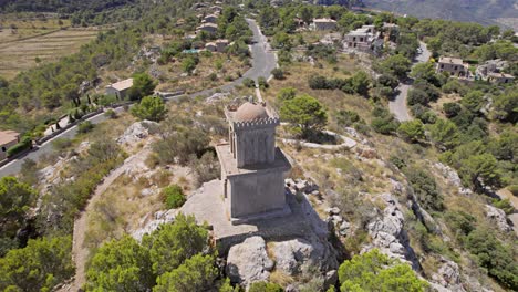 Torre-Puig-De-La-Moneda-Con-Una-Hermosa-Vista-De-La-Costa-Oeste-De-La-Isla-De-Mallorca