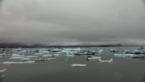Derretimiento-Del-Hielo-Y-Los-Icebergs-En-Un-Lago-Glacial-En-Islandia