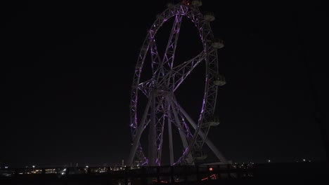 Zeitraffer-Des-Riesenrads,-Das-Sich-Nachts-In-Melbourne,-Australien,-In-Den-Docklands-Dreht,-Leuchtet-Lila-Und-Blinkt