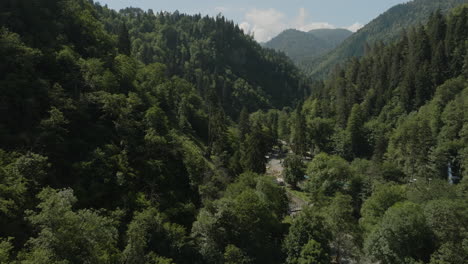 Luftaufnahme-Des-Abenteuerparks-Entlang-Des-Flusses-Borjomula,-Umgeben-Von-Grünen-Hügeln-In-Borjomi,-Georgia