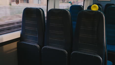 Leere-Sitze-Im-Zug,-Der-Durch-Eine-Vorstadt-In-England-Fährt