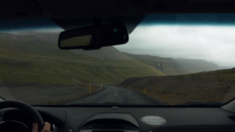 Conduciendo-Por-Una-Carretera-De-Montaña-En-Islandia