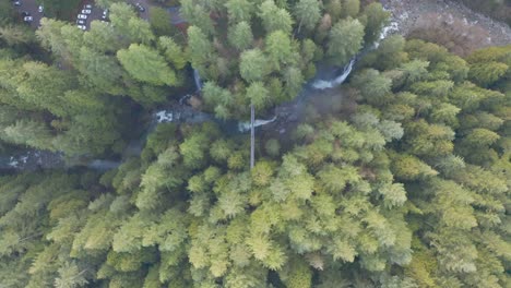 Drohnenaufnahme-Aus-Der-Vogelperspektive-Einer-Person,-Die-Auf-Der-Hängebrücke-Lynn-Canyon-In-North-Vancouver-Steht