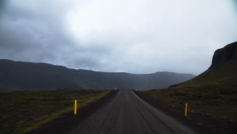 Hermoso-Camino-En-Las-Montañas-De-Islandia
