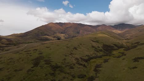 Paisaje-Montañoso-Seco-De-Mackenzie,-Nueva-Zelanda-Debajo-De-Grandes-Cúmulos-Y-Cielo-Azul