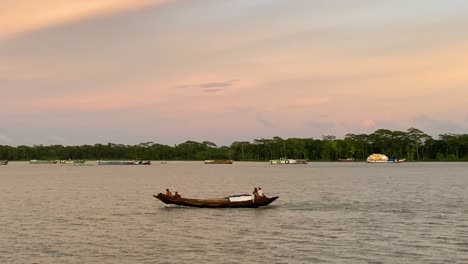 Fischerboot-Mit-Fischer,-Der-Den-Fluss-Padma-In-Bangladesch-überquert