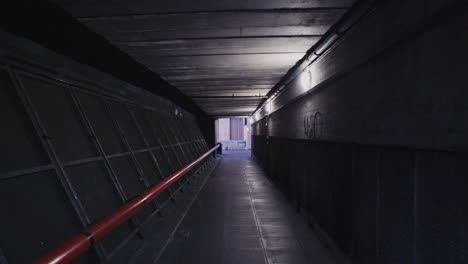 Túnel-Oscuro-Aterrador-Y-Espeluznante-En-Partes-ásperas-Y-Peligrosas-De-La-Ciudad