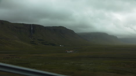 Durch-Island-Fahren-Und-Aus-Dem-Fenster-Schauen