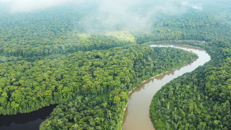 Wunderschöne-Enthüllung-Des-Rupununi-Flusses-Durch-Wolken,-Guyana