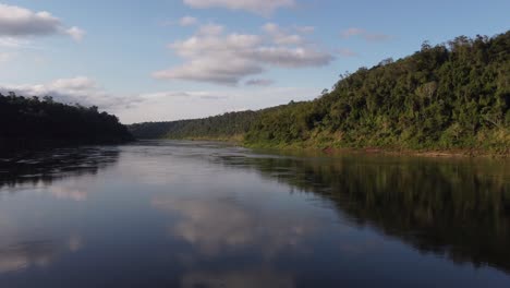 Volando-Bajo-Sobre-El-Río-Iguazú-Entre-La-Frontera-De-Brasil-Y-Argentina-En-Un-Día-Soleado