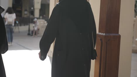 árabe,-Medio-Oriente,-Mujeres-Musulmanas-Caminando-En-Un-Centro-Comercial-De-Dubai-En-El-Medio-Oriente,-Unir-Emiratos-árabes-Ciudad-De-Dubai-Cerca-Del-Burj-Khalifa