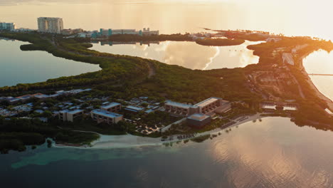 Fliegen-über-Punta-Nizuc-In-Cancun-Enthüllen-Die-Skyline-Bei-Sonnenuntergang