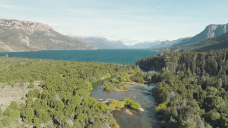 Magnífica-Vista-Panorámica-De-Un-Gran-Lago-Al-Pie-De-La-Cordillera-En-Argentina