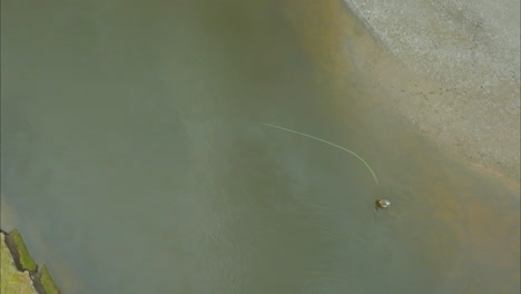 Ein-Einsamer-Fliegenfischer-Legt-In-Einem-Großen-Fluss-In-Argentinien-Ab