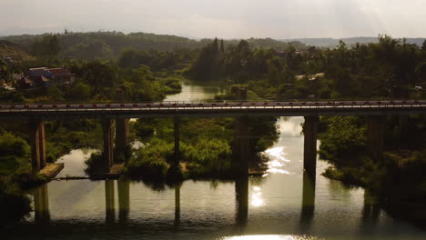 Vista-Panorámica-Con-Acercamiento-Del-Río-Đa-Nhim-Con-Vehículos-Cruzando-Un-Puente