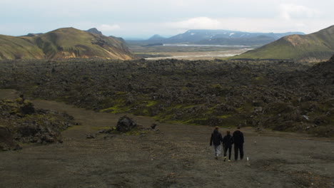 Gente-Caminando-Y-Aventurándose-A-Través-Del-Hermoso-Paisaje-Islandés
