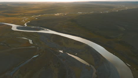 Schöne-Drohnenaufnahme-Mit-Blick-Auf-Einen-Großen-Fluss-In-Argentinien